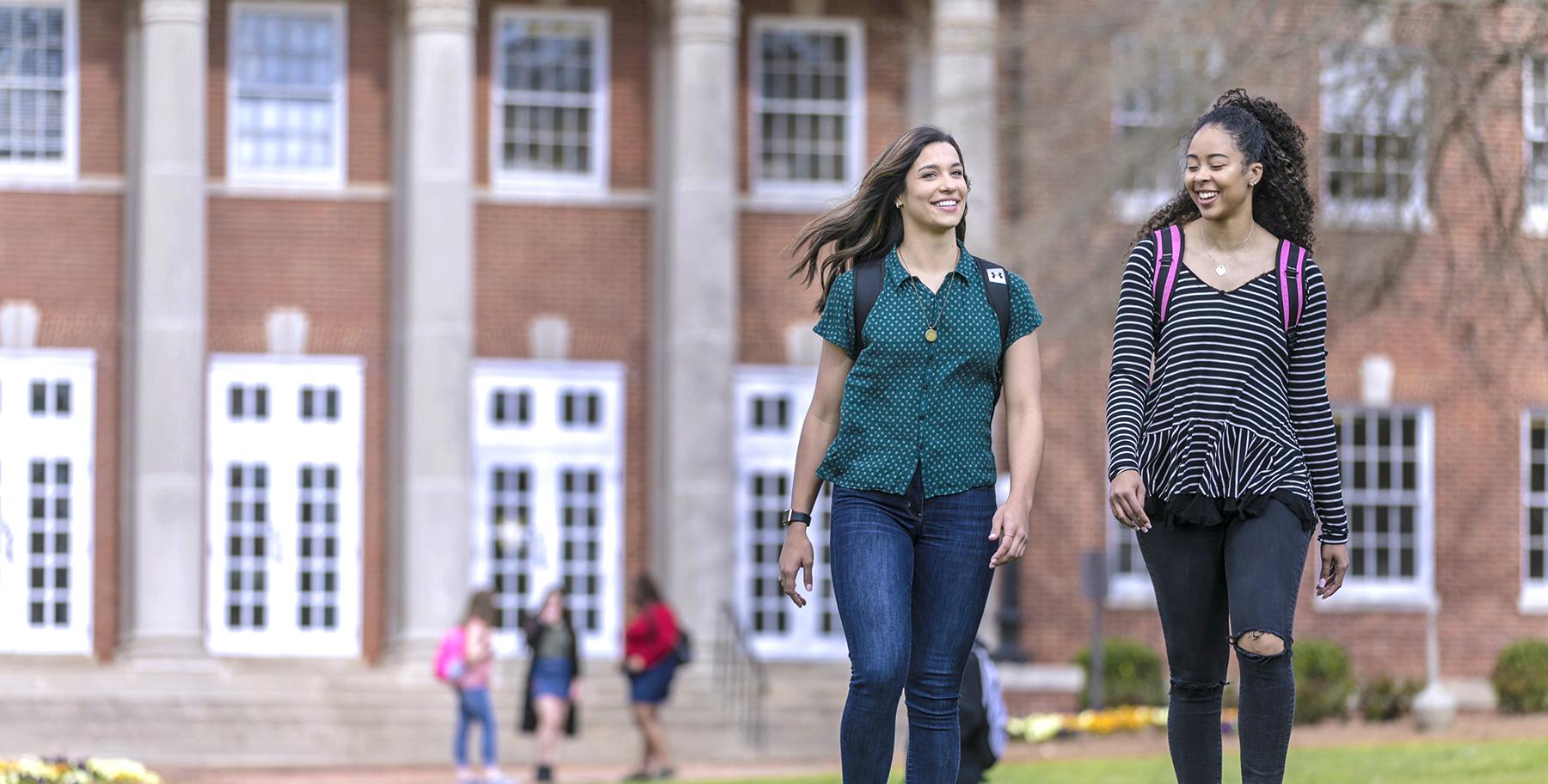 Montevallo students walking to class